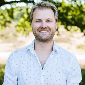Hiljo Lodewijk aan het werk als webdesigner